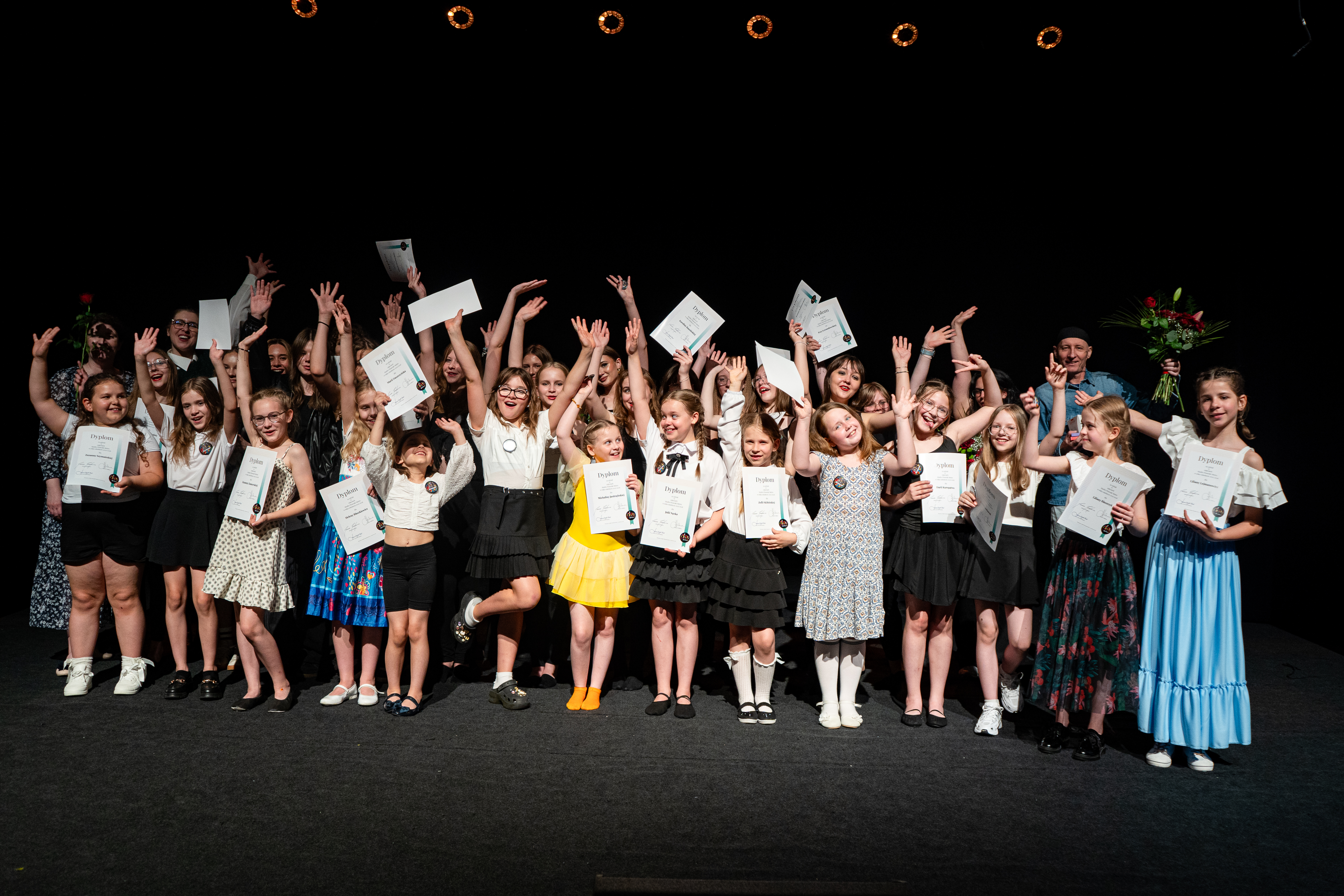 Finał i wspólna fotografia uczestników Teatru Opowiedz Mi
