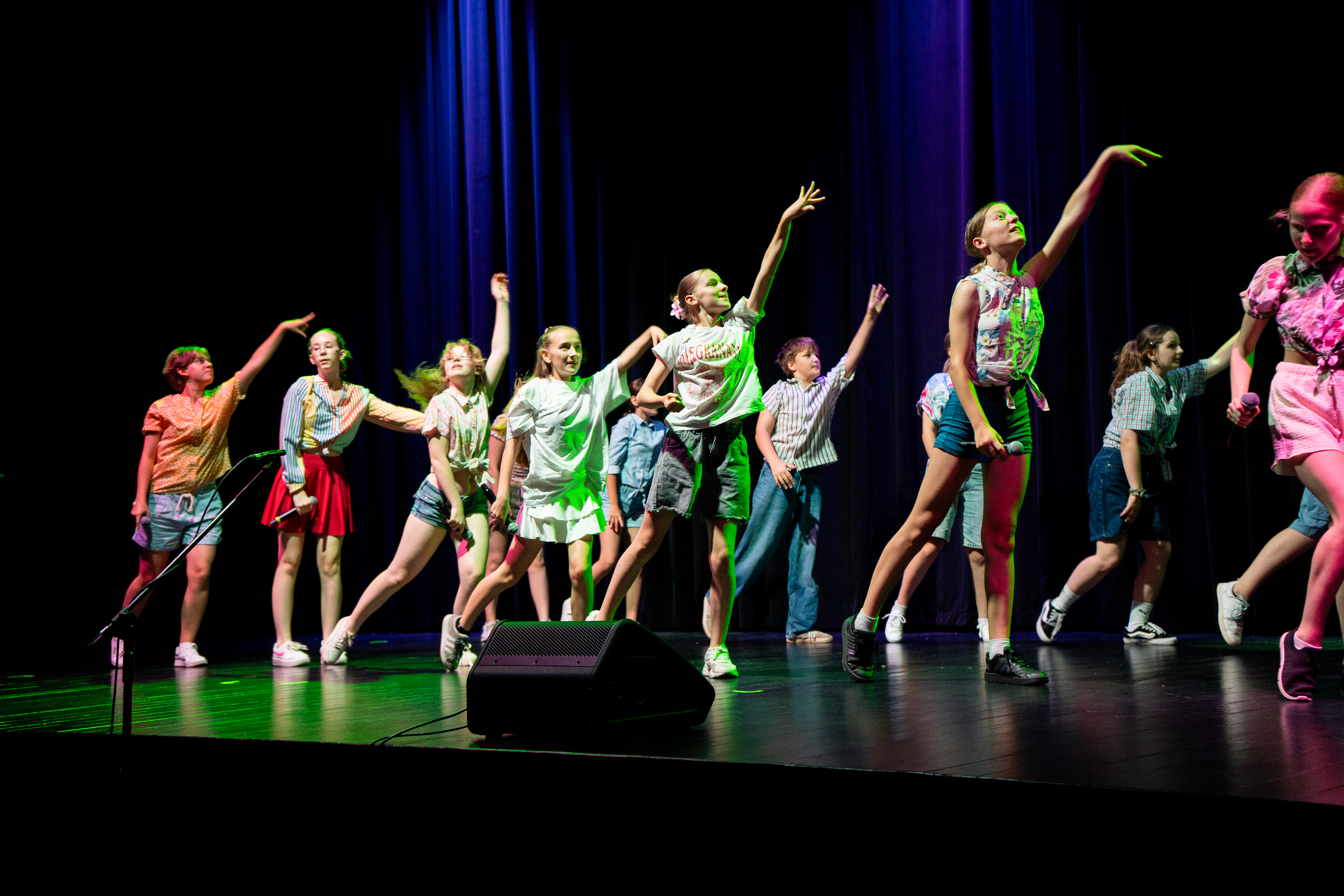 Ruch sceniczny i choreografia podczas próby musicalowej