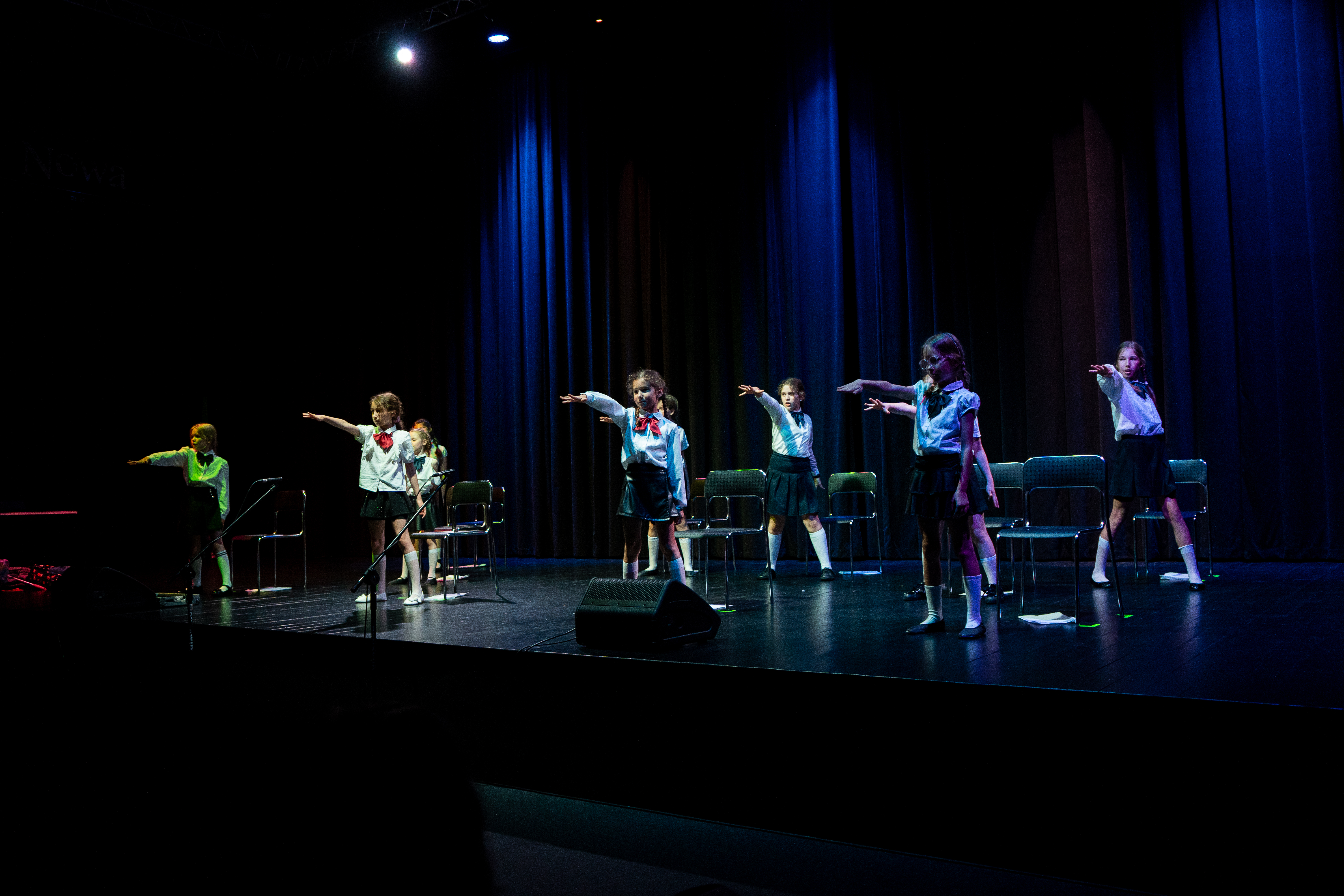Ruch sceniczny i choreografia dzieci podczas próby musicalowej