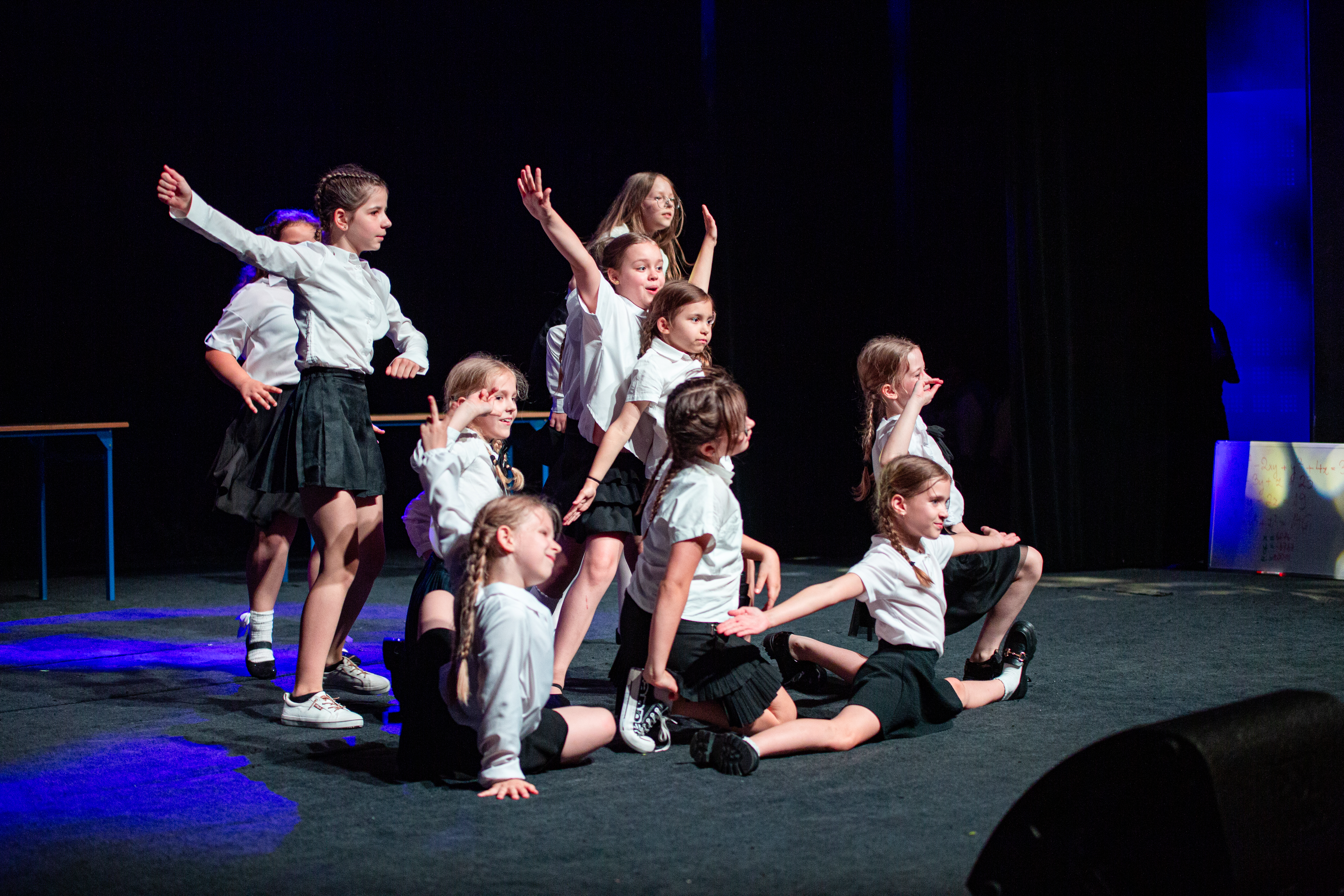 Taniec i ruch sceniczny podczas zajęć Teatru Opowiedz Mi